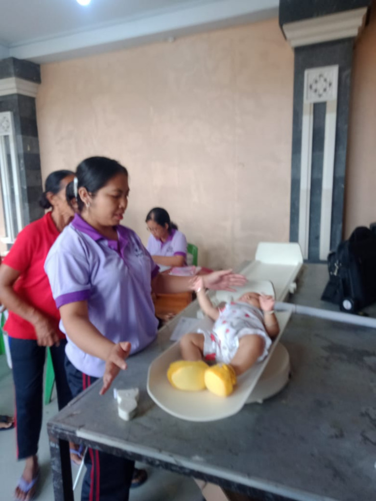 BERLANGSUNG KEGIATAN POSYANDU BALITA DAN POSYANDU SERTA BKB  DI BANJAR PENGADANGAN DAN PEMBERIAN PMT DARI DESA MENGWITANI.